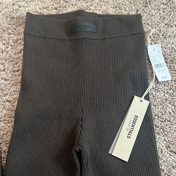 SOLD! Essential FOG Leggings - OFF BLACK (FREE SHIPPING) - Picture 2 of 3